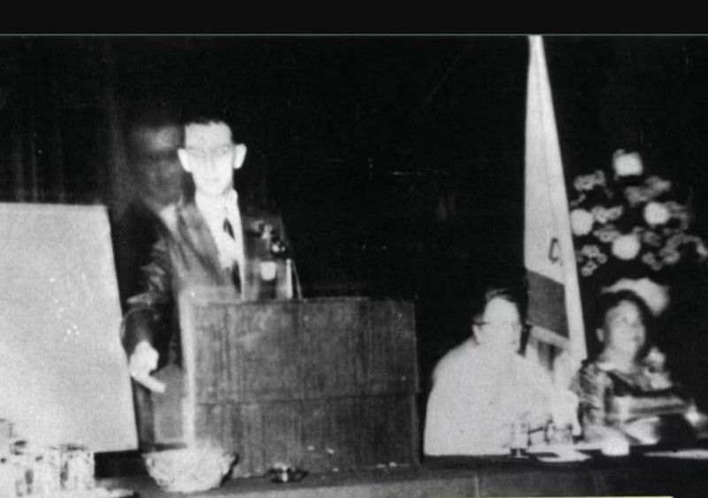 Tahukah detikers, di masa lalu, ada beberapa foto yang menampilkan penampakan sosok yang diduga hantu dan belum terjelaskan. Berikut daftarnya.