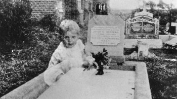 Foto seorang anak yang muncul di atas kuburan ini diambil oleh Nyonya Andrews di tahun 1947. Dia mengatakan itu bukan putrinya dan anak dalam foto ini tidak pernah teridentifikasi. Foto: (Pocket Lin).