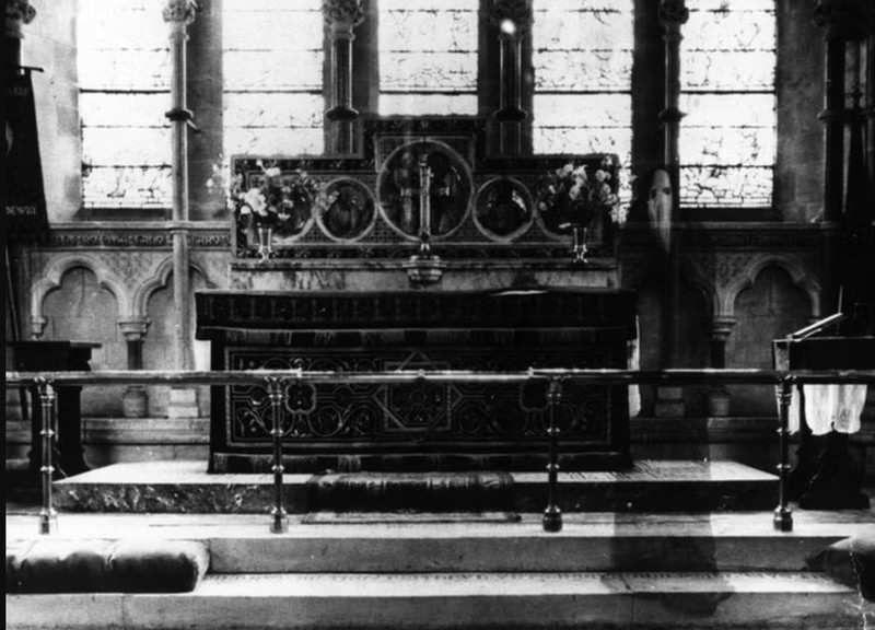 Tahukah detikers, di masa lalu, ada beberapa foto yang menampilkan penampakan sosok yang diduga hantu dan belum terjelaskan. Berikut daftarnya.