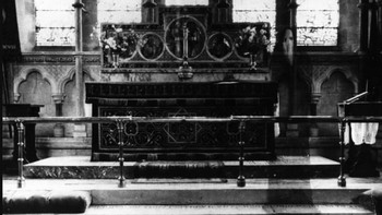 Mungkin sekilas kalian tidak akan menyadari ada sosok hampir tak kasat mata di foto ini. Namun kalau kalian fokus melihat ke arah kanan, maka akan melihat bayangan berwarna hitam. Beberapa analis menganggap foto yang diambil di Newby Church di North Yorkshire, Inggris di 1963 ini palsu karena karakternya terlihat berpose. Namun, Pendeta K.F. Lord bersikeras tidak ada yang terlihat dengan mata telanjang saat dia mengambil foto ini. Foto: (Pocket Lin).