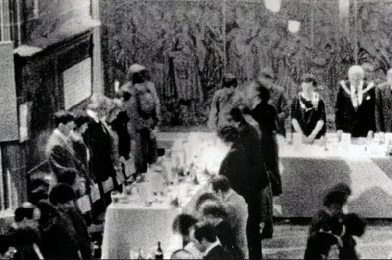 Tahukah detikers, di masa lalu, ada beberapa foto yang menampilkan penampakan sosok yang diduga hantu dan belum terjelaskan. Berikut daftarnya.