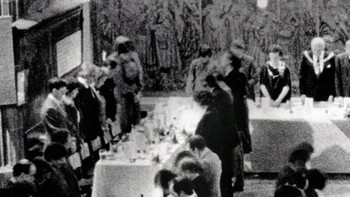 Kalau dilihat secara sekilas, memang tidak ada yang ngawur dengan foto ini. Namun setelah dilihat lebih teliti lagi, ada sosok tinggi berkulit gelap mengenakan rok biksu beserta tudung. Bagi yang belum tau, ini adalah foto tahun 1985, yang menampilkan masyarakat Coventry Freeman. Foto: (Pocket Lin).