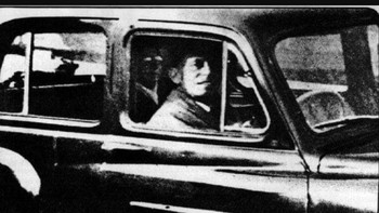 Dalam foto ini terdapat penumpang misterius. Foto ini diambil oleh Mabel Chinnery pada tahun 1959, yang menunjukkan suaminya di dalam mobil. Sementara paranormal percaya itu nyata sebagai ibu mertua yang sudah meninggal, yang lain membantahnya sebagai kasus eksposure ganda. Foto: (Pocket Lin).