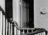 Tahukah detikers, di masa lalu, ada beberapa foto yang menampilkan penampakan sosok yang diduga hantu dan belum terjelaskan. Berikut daftarnya.