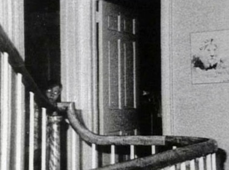 Penampakan Hantu di Masa Lampau yang Sulit Dijelaskan Tahukah detikers, di masa lalu, ada beberapa foto yang menampilkan penampakan sosok yang diduga hantu dan belum terjelaskan. Berikut daftarnya.
