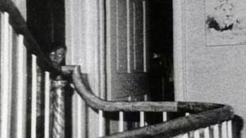 Foto tahun 1976 ini, diambil oleh pemburu hantu terkenal Ed dan Lorraine Warren. Diklaim foto ini merekam penampakan hantu John DeFeo yang berusia 9 tahun. DeFeo bersama saudara saudarinya dan orang tuanya, dibunuh oleh kakak tertuanya Ronald di rumahnya di Amityville. Foto: (Pocket Lin).
