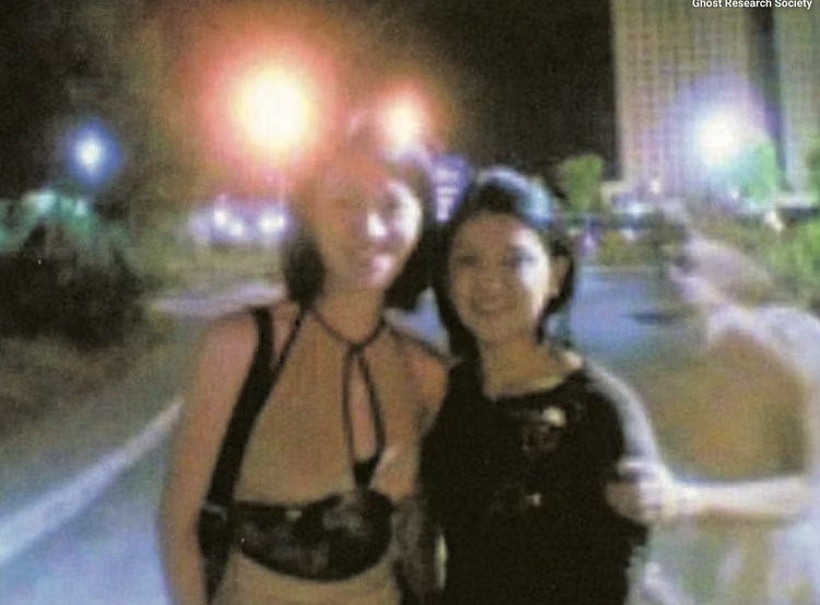 Tahukah detikers, di masa lalu, ada beberapa foto yang menampilkan penampakan sosok yang diduga hantu dan belum terjelaskan. Berikut daftarnya.