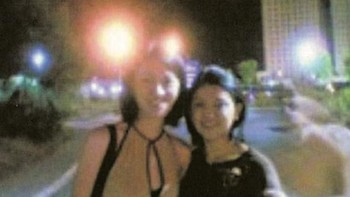 Tahun 2000-an sepertinya foto ini sempat menggetarkan dunia maya. Sebab di dalamnya menunjukkan sosok hantu yang menyentuh salah satu dari dua gadis di dalam foto. Mereka berpose di Manila, Filipina dan tidak melaporkan melihat siapa pun atau merasakan kehadiran apa pun saat foto ini diambil. Foto: (Pocket Lin).
