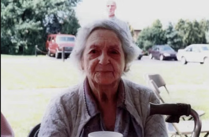 Tahukah detikers, di masa lalu, ada beberapa foto yang menampilkan penampakan sosok yang diduga hantu dan belum terjelaskan. Berikut daftarnya.