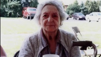 Denise Russel berhasil menangkap penampakan seorang pria paruh baya yang terlihat mirip kakeknya. Foto ini diambilnya pada tahun 1997, dan ketika itu suami dari neneknya sudah tiada tujuh tahun sebelumnya. Foto: (Pocket Lin).