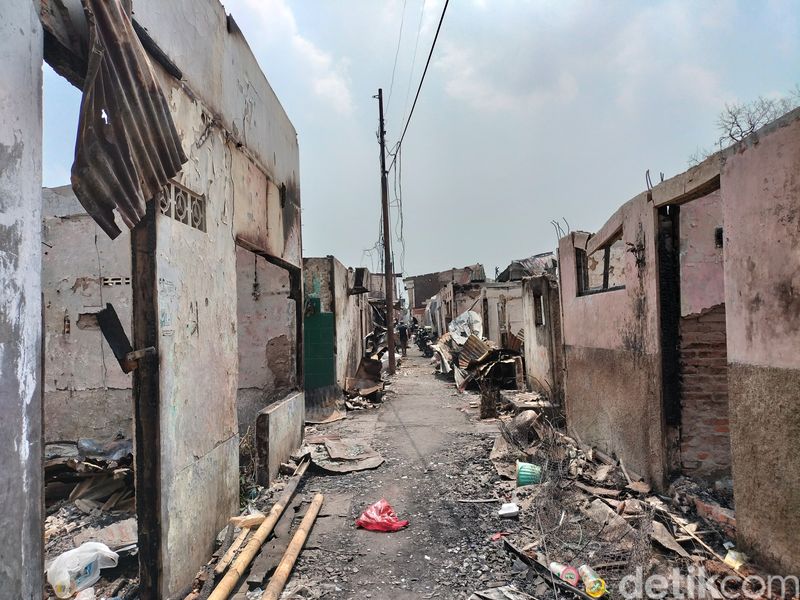 Penampakan jalan di permukiman padat penduduk di Manggarai seusai kebakaran.