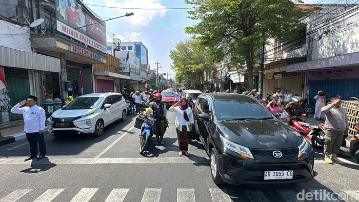 Pengguna jalan di Kediri diajak hormat saat detik-detik Proklamasi