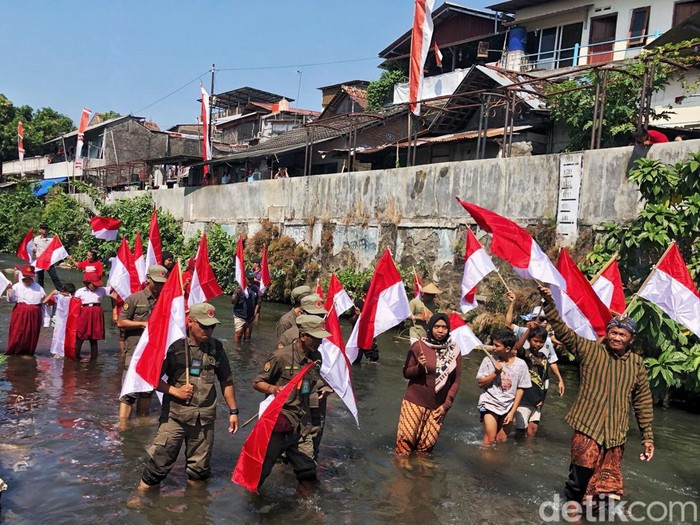 Pengibaran 79 bendera merah putih di Sungai Code, Ledok, Danurejan, Kota Jogja, Sabtu (17/8/2024).