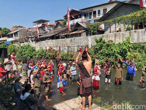 Pengibaran 79 bendera merah putih di Sungai Code, Ledok, Danurejan, Kota Jogja, Sabtu (17/8/2024).