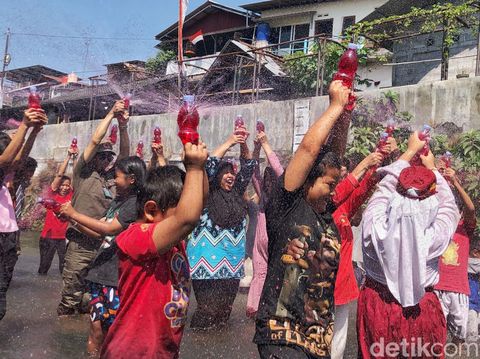 Pengibaran 79 bendera merah putih di Sungai Code, Ledok, Danurejan, Kota Jogja, Sabtu (17/8/2024).