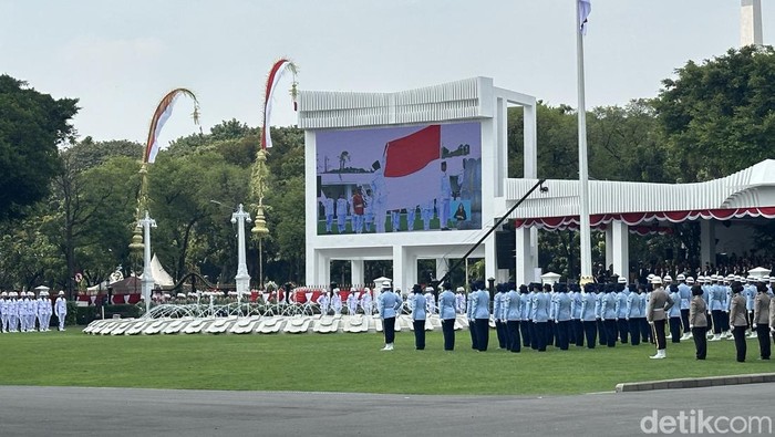 Pengibaran bendera di IKN ditampilkan di videotron Istana Merdeka (Isal Mawardi/detikcom)