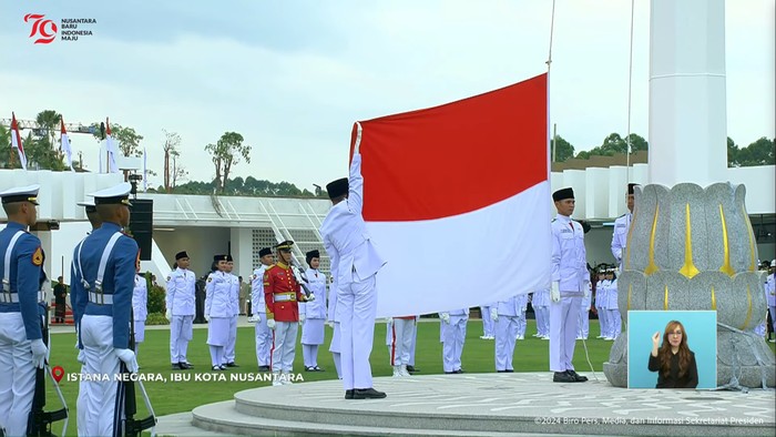 Pengibaran bendera Sang Saka Merah Putih dalam rangka memperingati HUT RI ke-79 sukses dilakukan. Netizen yang melihatnya mengaku terharu.