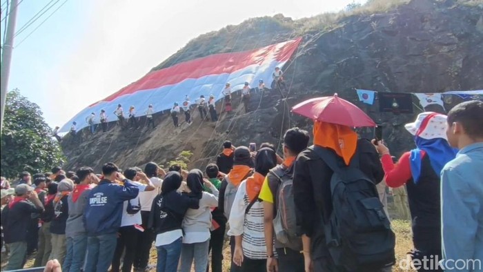 Pengibaran bendera raksasa di Bukit Kerud, Sumedang.