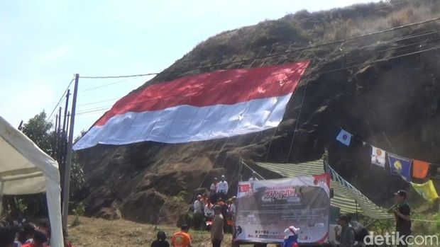 Pengibaran bendera raksasa di Bukit Kerud, Sumedang.