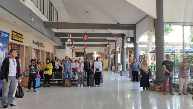 Penumpang diajak untuk sikap sempurna dan menyanyikan Indonesia Raya saat detik-detik proklamasi.