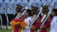Anggota Paskibraka 2024 Livenia Evelyn Kurniawan membawa duplikat bendera pusaka untuk dikibarkan dalam upacara HUT ke-79 RI di IKN, Sabtu (17/8/2024). 