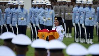 Livenia Evelyn Kurniawan yang menjadi pembawa bendera merah putih merupakan Paskibraka perwakilan Provinsi Kalimantan Timur. 