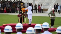 Anggota Paskibraka 2024 Livenia Evelyn Kurniawan menerima duplikat bendera pusaka dari Presiden Jokowi dalam upacara HUT ke-79 RI di IKN, Sabtu (17/8/2024).