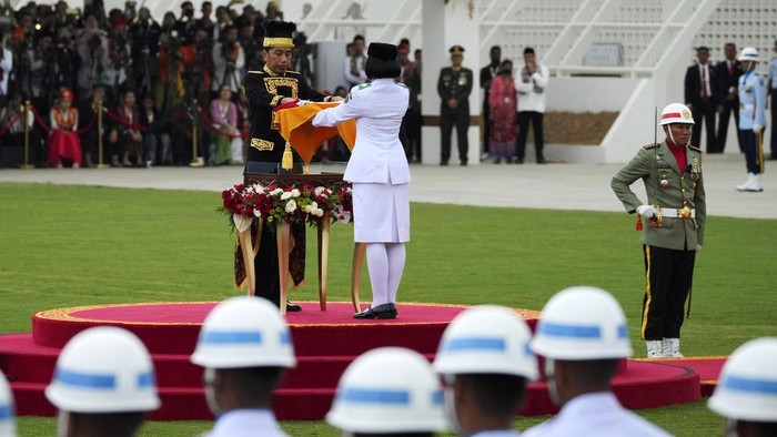 Perdana! Paskibraka Tim Nusantara Baru Sukses Kibarkan Bendera di IKN Tim Nusantara Baru sukses mengibarkan bendera merah putih dalam upacara HUT ke-79 RI di IKN, Sabtu (17/8/2024). Nusantara Baru merupakan Paskibraka yang bertugas mengibarkan bendera di IKN.