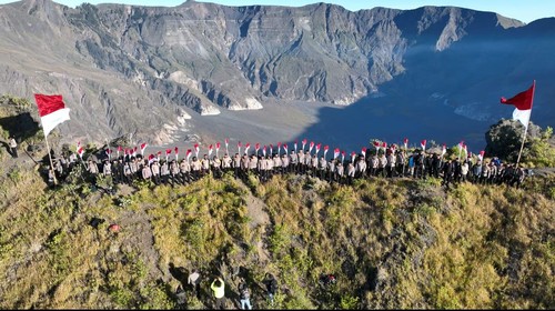 Personel Polres Bima Kabupaten berhasil mengibarkan bendera merah putih di puncak Gunung Tambora, Nusa Tenggara Barat (NTB), Sabtu (17/8/2024) (Foto: Dok. Polres Bima Kabupaten)