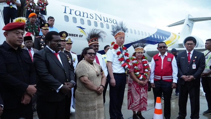 Pesawat TransNusa mendarat perdana di Nabire, Papua Tengah.