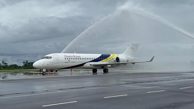 Pesawat TransNusa mendarat perdana di Nabire, Papua Tengah.
