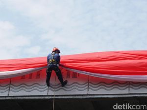 Bangganya Rea Nauval Bentangkan Bendera Raksasa di Bandung