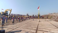 Para peserta juga menyanyikan lagu kebangsaan Indonesia Raya bersama-sama. Suasana haru tercipta saat mereka melakukan penghormatan pada bendera merah putih.