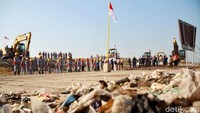 Hal itu dilakukan karena sampai saat ini, Indonesia belum merdeka dari sampah.