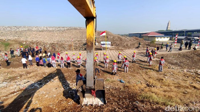 Petugas Kebersihan Upacara HUT RI di TPA Sidoarjo