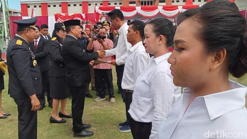 Pj Gubernur Bali Mahendra Jaya memberikan SK remisi kepada narapidana, Sabtu (17/8/2024).