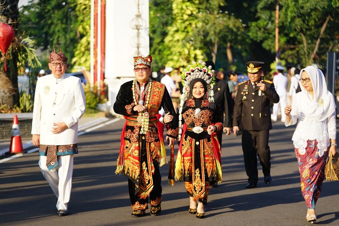 Pj Gubernur Jatim memakai baju adat osing
