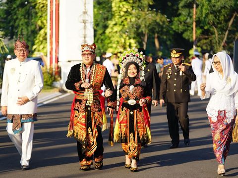 Pj Gubernur Jatim memakai baju adat osing