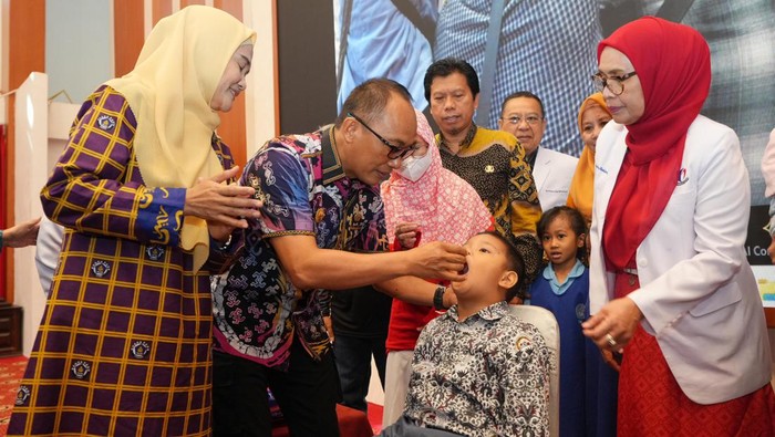Pj Gubernur Sulsel Zudan Arif bersama Bunda PAUD Sulsel memberikan vaksin polio.