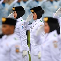 Sebagian dari anggota Paskibraka putri nampak mengenakan hijab berwarna hitam. Rok panjang dikenakan mereka yang berhijab, sepanjang atas mata kaki. Mereka mengenakan kaus kaki berwarna putih. Langkah tegap dilakukan dengan baik. Foto: Antara Foto/Hafidz Mubarak A.