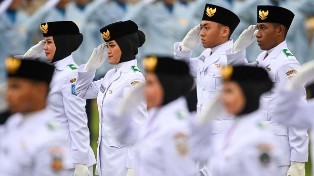 Usai mencuat polemik larangan berjilbab bagi Paskibraka perempuan dari BPIP, kini Paskibraka perempuan boleh berjilbab. Seperti terlihat saat upacara HUT RI di IKN, Sabtu (17/8).