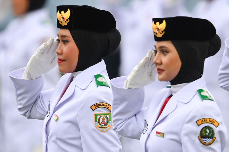 Anggota Paskibraka 2024 asal Bengkulu Amanda Aprillia (kiri) dan Anggota Paskibraka 2024 asal Jawa Barat Sofia Sahla (kanan) melakukan penghormatan kepada duplikat Bendera Pusaka dalam upacara Peringatan Detik-detik Proklamasi Kemerdekaan Republik Indonesia (RI) di lapangan upacara Istana Negara Ibu Kota Nusantara (IKN), Penajam Paser Utara, Kalimantan Timur, Sabtu (17/8/2024). Upacara dalam rangka hari ulang tahun (HUT) ke-79 RI tersebut mengusung tema Nusantara Baru Indonesia Maju. ANTARA FOTO/Hafidz Mubarak A/app/wpa.