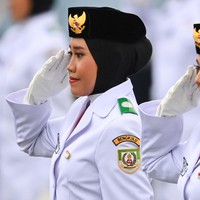 Pengurus Pusat Purna Paskibraka Indonesia (PPI) menjelaskan ada 18 anggota Paskibraka putri yang mengenakan jilbab atau hijab. PPI menyayangkan pelarangan hijab yang sempat terjadi, karena itu tidak pernah terjadi sebelumnya. 18 Anggota Paskibraka putri itu sempat tidak mengenakan hijab saat pengukuhan. Foto: ANTARA FOTO/HAFIDZ MUBARAK A.