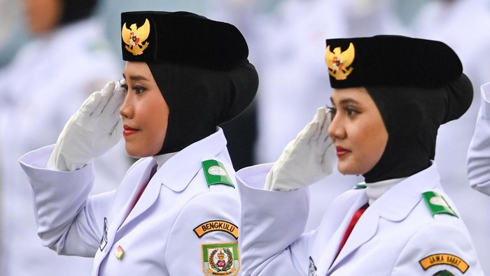 Anggota Paskibraka 2024 asal Bengkulu Amanda Aprillia (kiri) dan Anggota Paskibraka 2024 asal Jawa Barat Sofia Sahla (kanan) melakukan penghormatan kepada duplikat Bendera Pusaka dalam upacara Peringatan Detik-detik Proklamasi Kemerdekaan Republik Indonesia (RI) di lapangan upacara Istana Negara Ibu Kota Nusantara (IKN), Penajam Paser Utara, Kalimantan Timur, Sabtu (17/8/2024). Upacara dalam rangka hari ulang tahun (HUT) ke-79 RI tersebut mengusung tema Nusantara Baru Indonesia Maju. ANTARA FOTO/Hafidz Mubarak A/app/wpa.