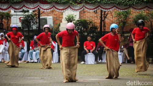 Sejumlah karyawan maskapai penerbangan mengikuti lomba HUT RI ke-79 di Lion Village, Balaraja, Banten, Sabtu (17/8/2024).