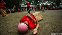 Seorang peserta terjatuh saat mengikuti lomba balap karung.