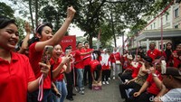 Suporter tampak bersemangat mendukung para peserta lomba makan kerupuk.
