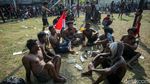 Potret Serunya Lomba Panjat Pinang di Ancol