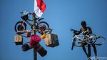 Potret Serunya Lomba Panjat Pinang di Ancol