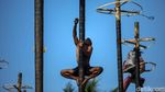 Potret Serunya Lomba Panjat Pinang di Ancol